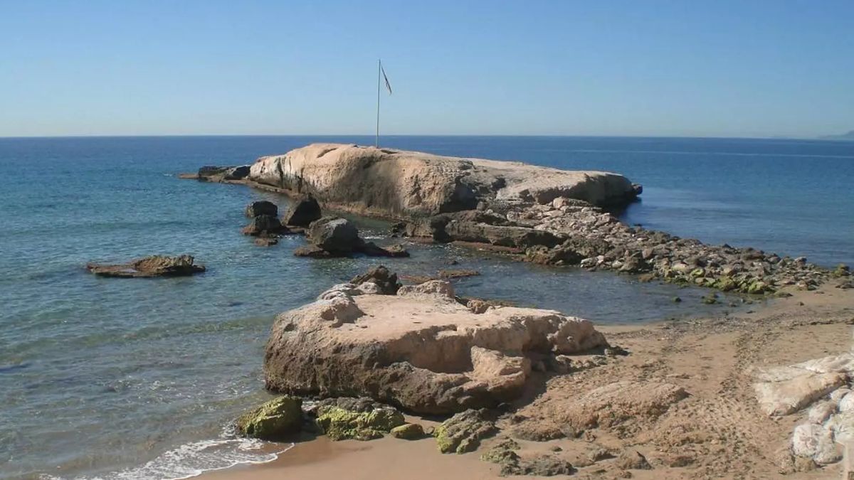 Muere un menor al tirarse al mar desde una roca en Pulpí (Almería)