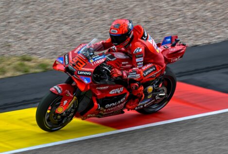 Marc Márquez se lleva la victoria en una carrera de locura en Alemania y es más líder del mundial