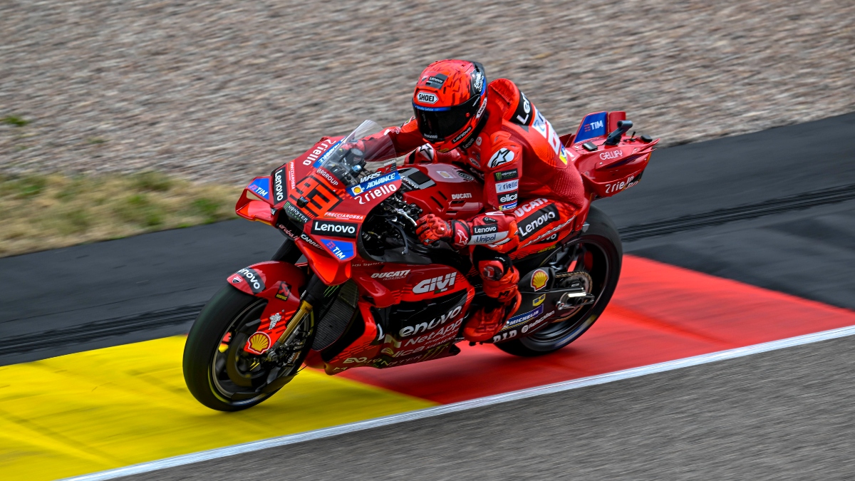 Marc Márquez se lleva la victoria en una carrera de locura en Alemania y es más líder del mundial