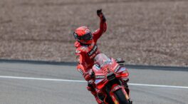 Marc Márquez evita al final la sorpresa de Marco Bezzecchi y gana la sprint del GP de Alemania