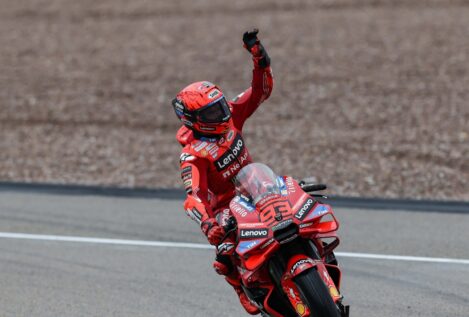 Marc Márquez evita al final la sorpresa de Marco Bezzecchi y gana la sprint del GP de Alemania