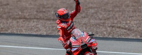 Marc Márquez evita al final la sorpresa de Marco Bezzecchi y gana la sprint del GP de Alemania