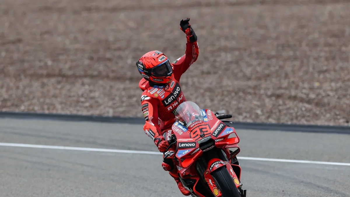 Marc Márquez evita al final la sorpresa de Marco Bezzecchi y gana la sprint del GP de Alemania