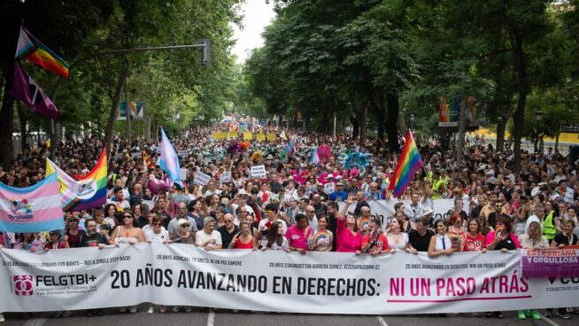 Yolanda Díaz, Mónica García e Irene Montero, entre los miles de asistentes al Orgullo