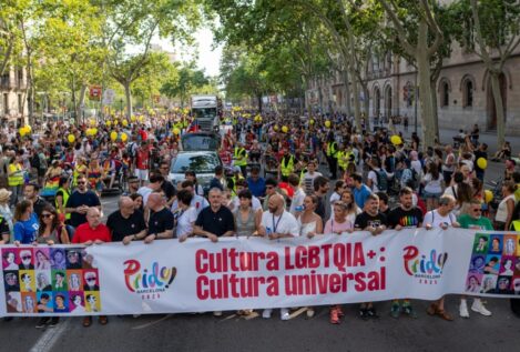El desfile del Orgullo LGTBI tiñe de arcoíris el centro de Barcelona con múltiples autoridades