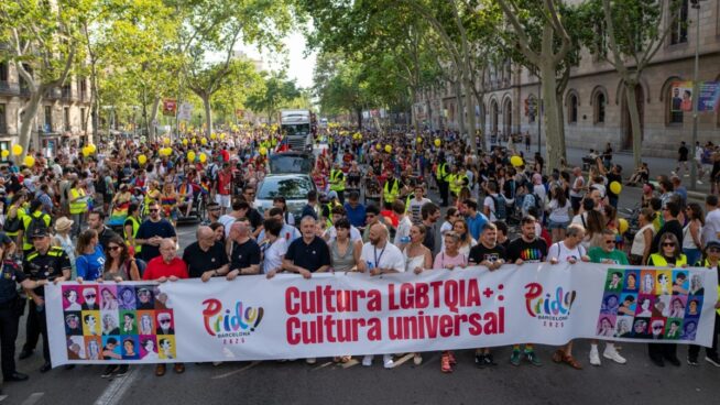 El desfile del Orgullo LGTBI tiñe de arcoíris el centro de Barcelona con múltiples autoridades