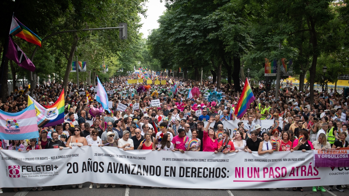 Yolanda Díaz, Mónica García e Irene Montero, entre los miles de asistentes al Orgullo