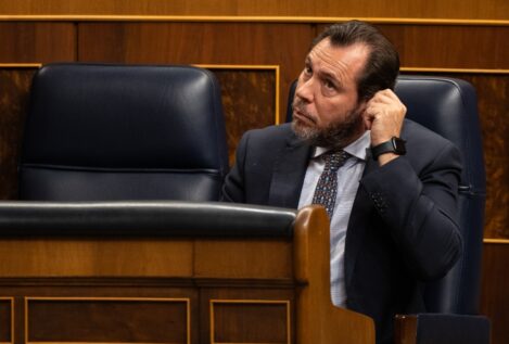 Almeida publica una foto del «máster cum fraude» del ministro Puente
