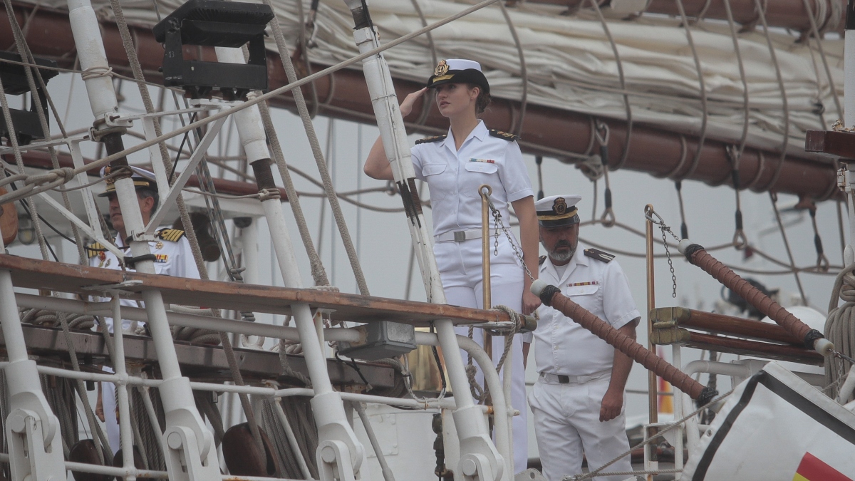 La princesa Leonor llega a Marín y se despide del Elcano tras siete meses en alta mar