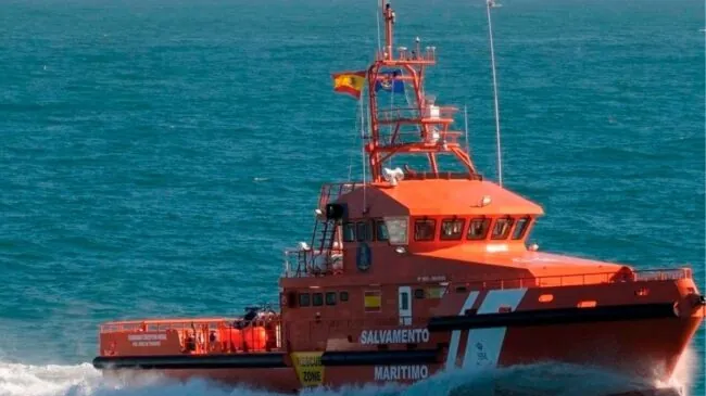Salvamento rescata a 37 inmigrantes en aguas cercanas a Lanzarote