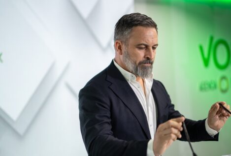 Abascal replica a Feijóo que los inmigrantes legales que delincan «también se van»