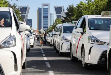 Sumar y Podemos exigen topar los precios de los seguros del taxi para que dejen de subir