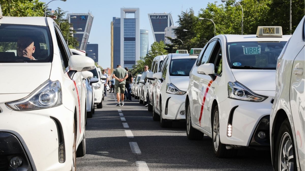 Sumar y Podemos exigen topar los precios de los seguros del taxi para que dejen de subir
