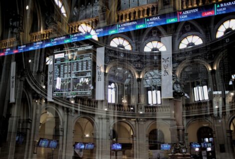 El Ibex 35 cierra casi plana y no recupera los 14.000 puntos lastrado por Wall Street