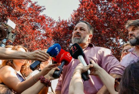 Abascal emplaza al PP a cambiar las políticas que «comparte con el PSOE» para un pacto