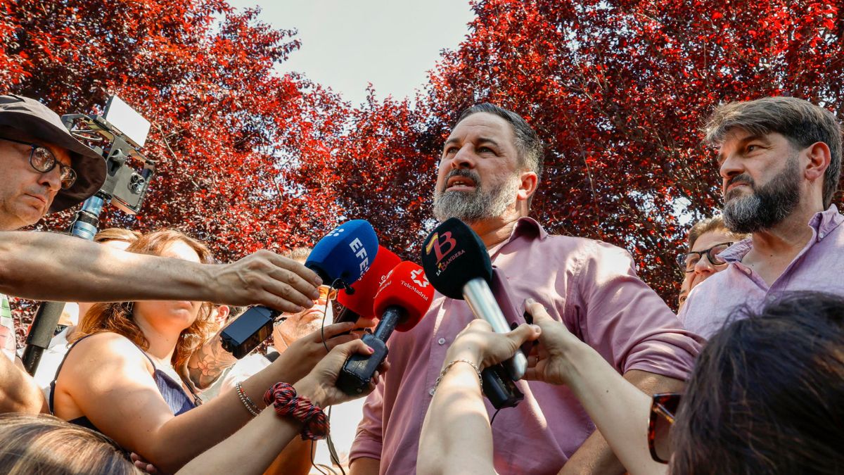 Abascal emplaza al PP a cambiar las políticas que «comparte con el PSOE» para un pacto