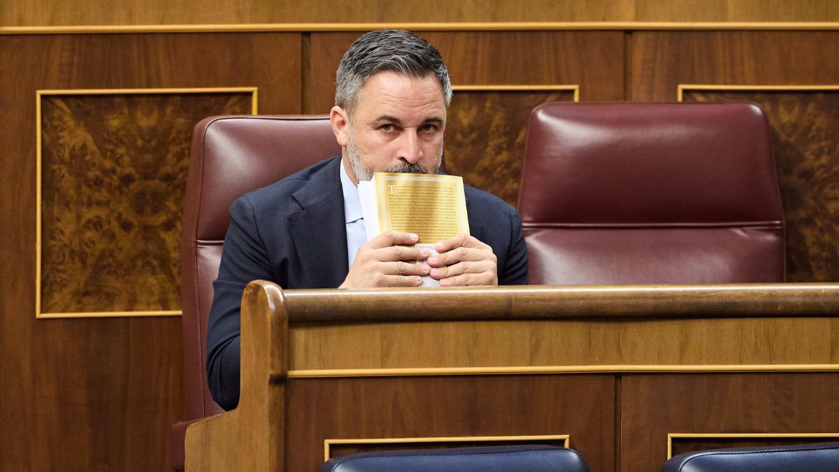 Abascal y los diputados de Vox se ausentan del hemiciclo durante la intervención de Sánchez