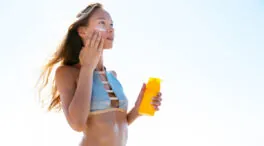 La realidad entre el sol y el acné en verano es más compleja para tu piel de lo que parece