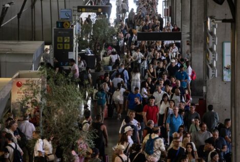 Un error informático provoca el colapso en el control de pasaportes en la T4 de Barajas