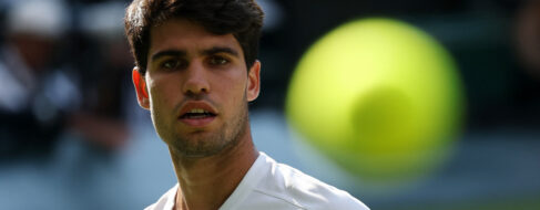 Alcaraz arrasa a Opelka sin despeinarse y avanza firme a segunda ronda del US Open