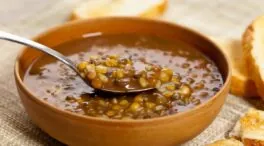 Ni con arroz ni con naranja: este es el alimento que mejor absorbe el hierro de las lentejas