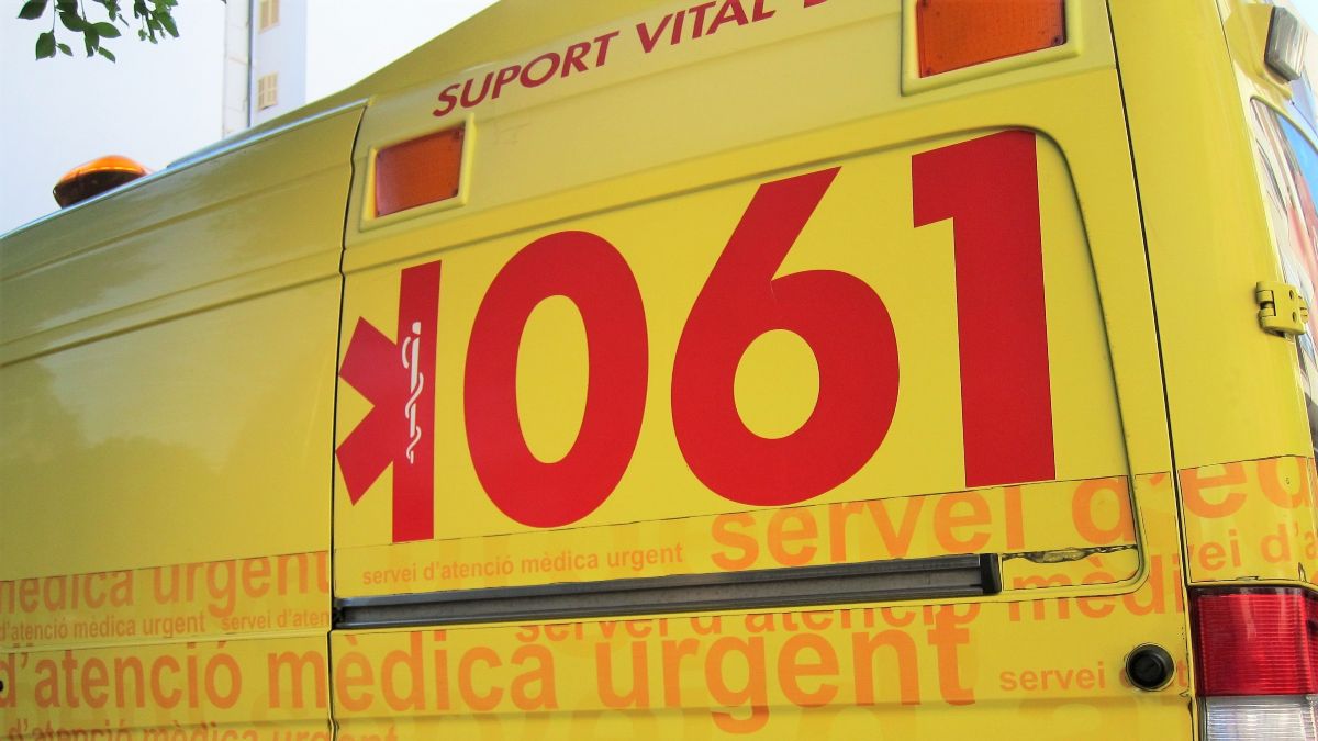 Un joven, muy grave en la UCI tras precipitarse desde el parking de un supermercado en Ibiza