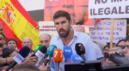 Vox se querella contra la diputada de Podemos que dio a Antelo un capirote del Ku Klux Klan