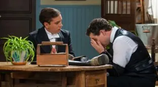 'La promesa' hoy (23 de julio): Curro y el capitán de la Mata estallan en otro choque tenso