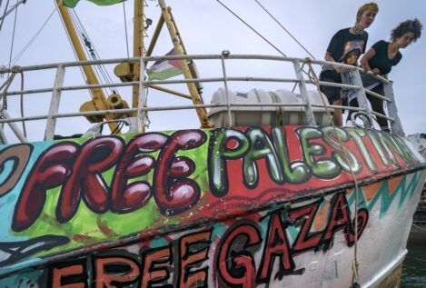 Fuerzas israelíes abordan el barco de la Flotilla de la Libertad a menos de 100 kilómetros de Gaza
