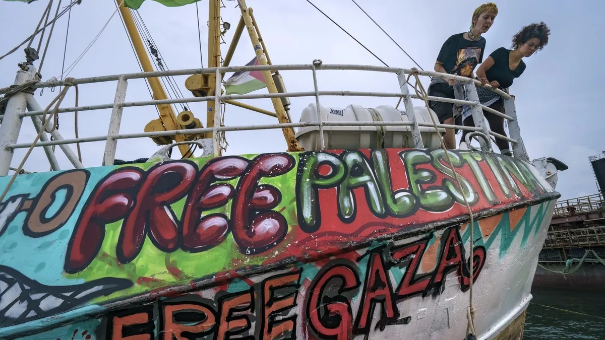 Fuerzas israelíes abordan el barco de la Flotilla de la Libertad a menos de 100 kilómetros de Gaza