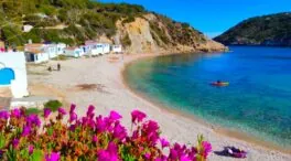 La cala alicantina que parece sacada de una playa de la Costa Brava