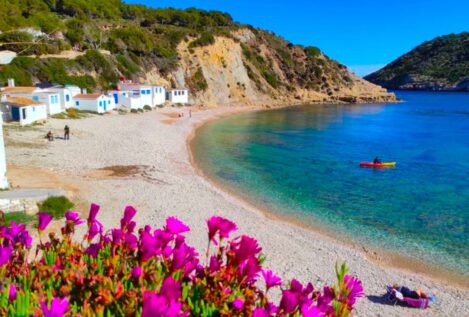 La cala alicantina que parece sacada de una playa de la Costa Brava
