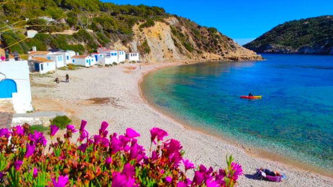 La cala alicantina que parece sacada de una playa de la Costa Brava