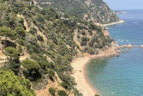 La cala más escondida de la Costa Brava con acceso solo a pie y aguas color esmeralda