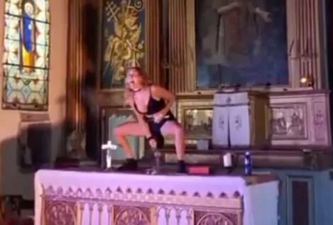 La monologuista podemita que se masturba con crucifijos