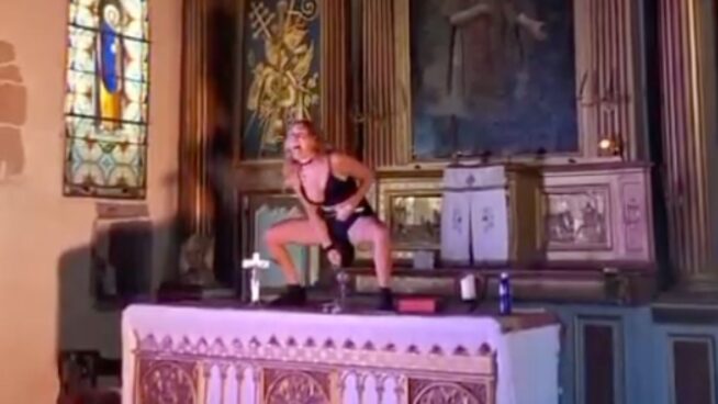 La monologuista podemita que se masturba con crucifijos