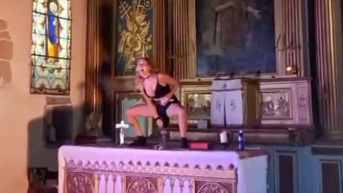 La monologuista podemita que se masturba con crucifijos