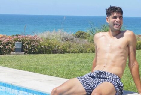 Tenista y modelo: Carlos Alcaraz vende revistas y bañadores durante sus vacaciones en Cádiz