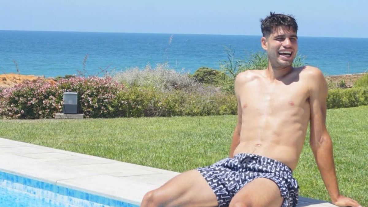 Tenista y modelo: Carlos Alcaraz vende revistas y bañadores durante sus vacaciones en Cádiz