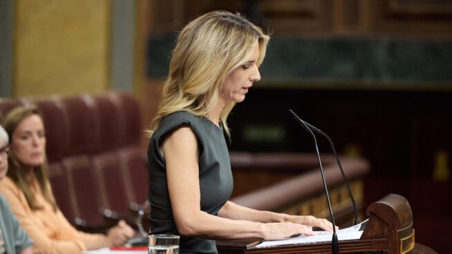 Álvarez de Toledo defiende en el Congreso el trabajo de TO ante los insultos del Gobierno