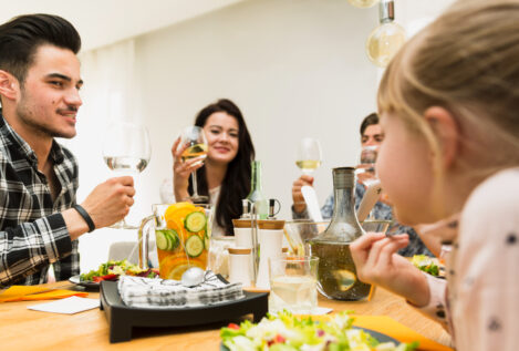 Compartir es vivir: por qué cenar acompañado puede mejorar tu felicidad y tu salud mental