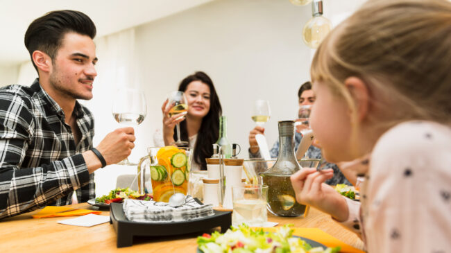 Compartir es vivir: por qué cenar acompañado puede mejorar tu felicidad y tu salud mental