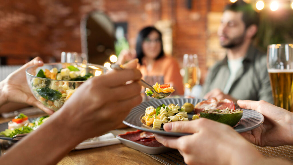 cenas-compartidas-ensalada-pasta