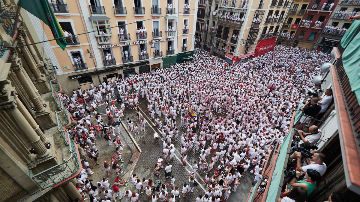 Pamplona da inicio a los Sanfermines con un chupinazo marcado por el lema «Palestina libre»