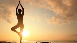Cinco ejercicios de yoga en silla para relajar la zona lumbar, según una instructora de pilates