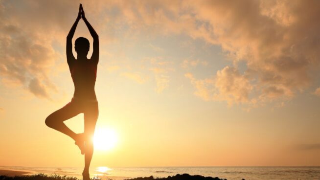 Cinco ejercicios de yoga en silla para relajar la zona lumbar, según una instructora de pilates