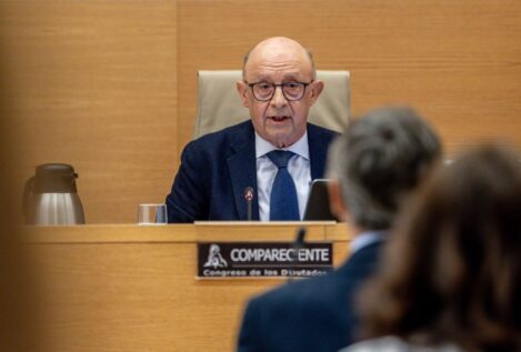 El juez no ve delito en que Montoro recibiese correos con datos fiscales de políticos