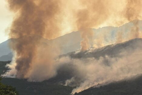 Los bomberos dan por extinguidos dos focos del incendio de Ávila y cercan el perímetro