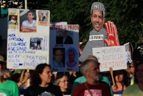 Cientos de personas se manifiestan contra Carlos Mazón en la zona cero de la dana