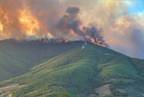 Desalojadas 200 personas por el incendio forestal en Las Hurdes (Cáceres)